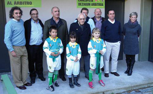 Lesaka eta Berako futbol zelaietan egindako lanak inauguratu dituzte