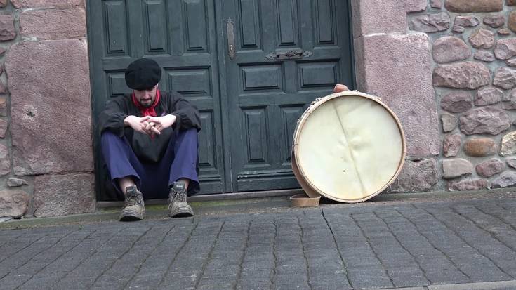 Inauteriak ezin ospatuz blusak etxean utzi dituzten Arizkungo gazteei bideoa egin die Albaro Soulek