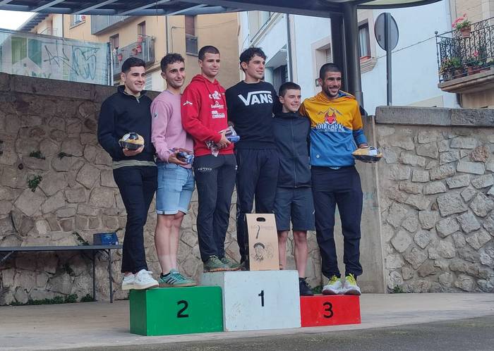 Eneit Bertiz sunbildarra eta Aimar Otxoteko lesakarra Euskal Herriko mendi duatloi txapeldun bikoteka