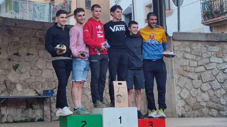 Eneit Bertiz sunbildarra eta Aimar Otxoteko lesakarra Euskal Herriko mendi duatloi txapeldun bikoteka