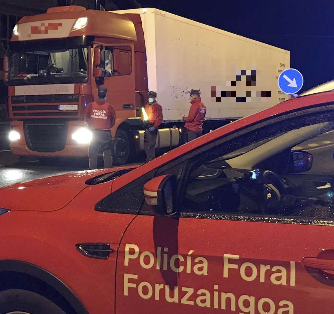 Baimendu gabeko joan-etorriengatik hiru atxilotu eta 26 salaketa N-121-A errepidean