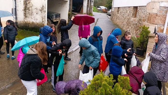 Gaztaina ximelak biltzen ibili dira aurten ere Beintza-Labaiengo neska-mutikoak
