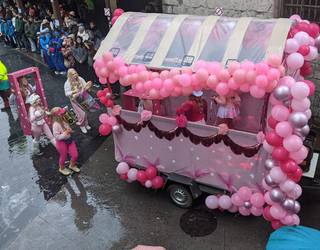 [ARGAZKIAK] Desfile koloretsua egin dute Doneztebeko inauteetan