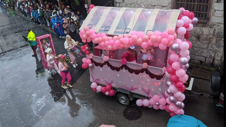 [ARGAZKIAK] Desfile koloretsua egin dute Doneztebeko inauteetan