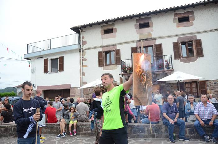 Joseba Oskarizek bota du Lekarozko bestetako txupinazoa