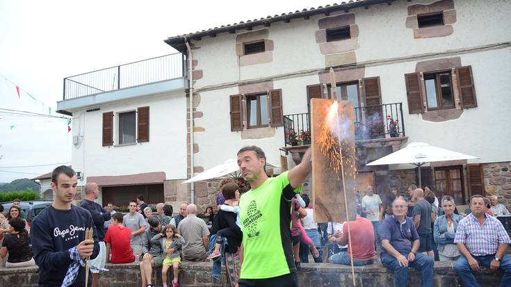 Joseba Oskarizek bota du Lekarozko bestetako txupinazoa