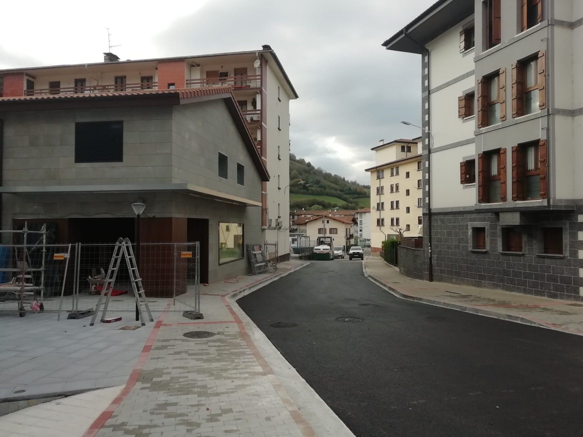 Leitzako herriguneko zoladura konpontzeko lanak bukatu dituzte