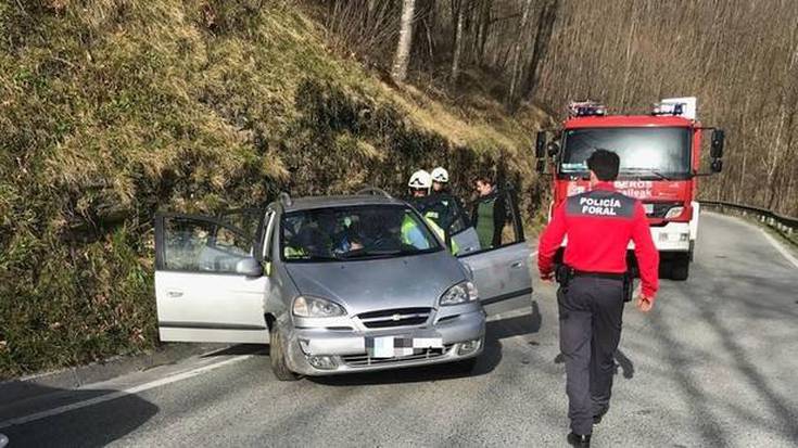 Auto bat errepidetik atera eta emakumezko bat zauritu da Igantzin