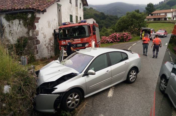 Auto batek harresi baten kontra talka egin du Urdazubin