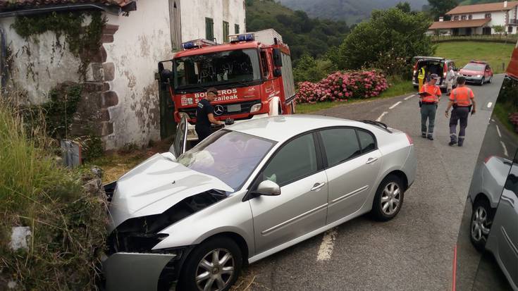 Auto batek harresi baten kontra talka egin du Urdazubin