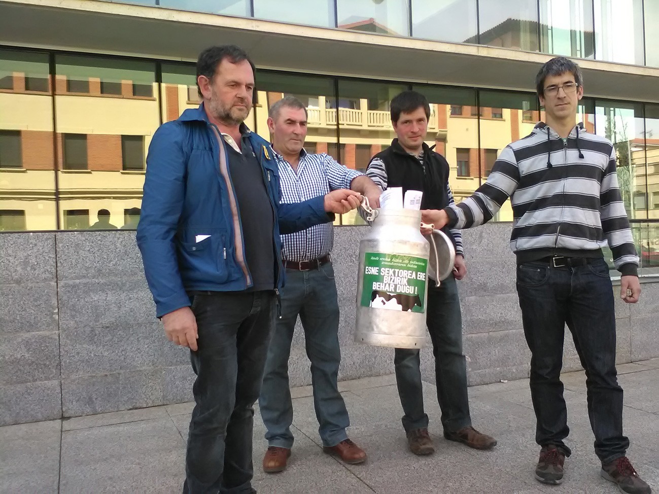 Esne sektorearen defentsan manifestazioa eginen dute apirilaren 1ean Elizondon