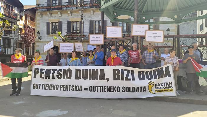 «Jendea erdigunean paratzen duten bakoiak» eskatuz karrikara atera dira Baztan-Bidasoko pentsiodunak