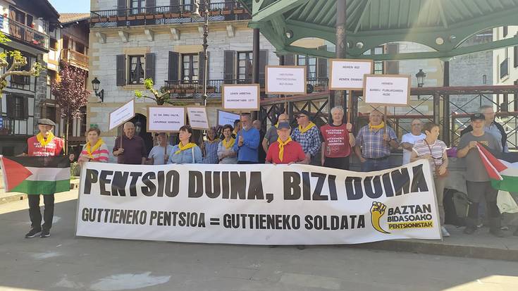 «Jendea erdigunean paratzen duten bakoiak» eskatuz karrikara atera dira Baztan-Bidasoko pentsiodunak