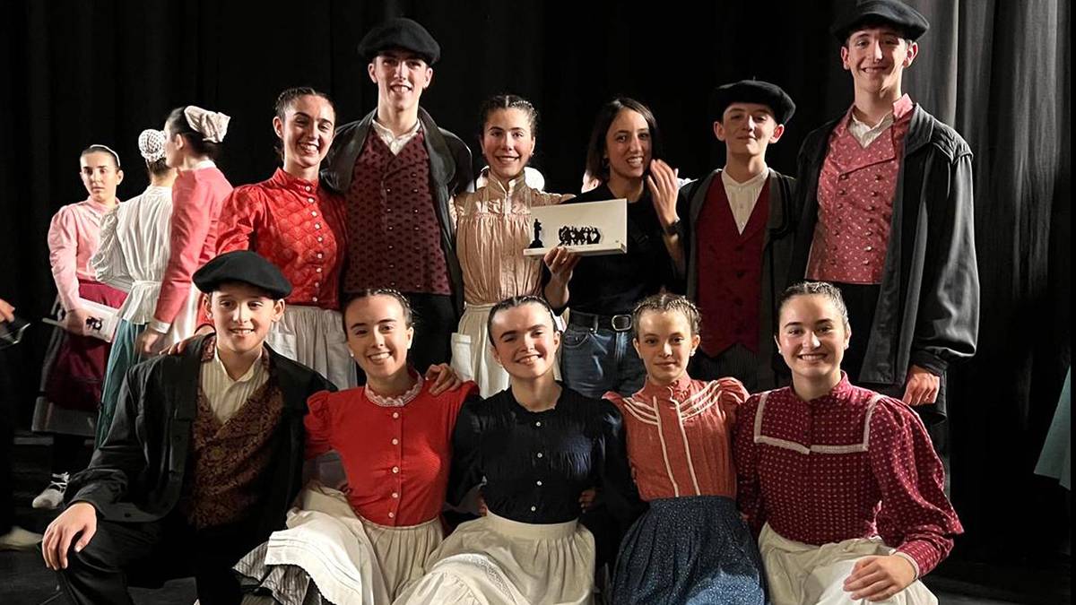 Ioritz Iriarte Azpiroz lesakarrak Fandango eta Arin-Arin koreografia txapelketa irabazi du Oinkariko taldekideekin