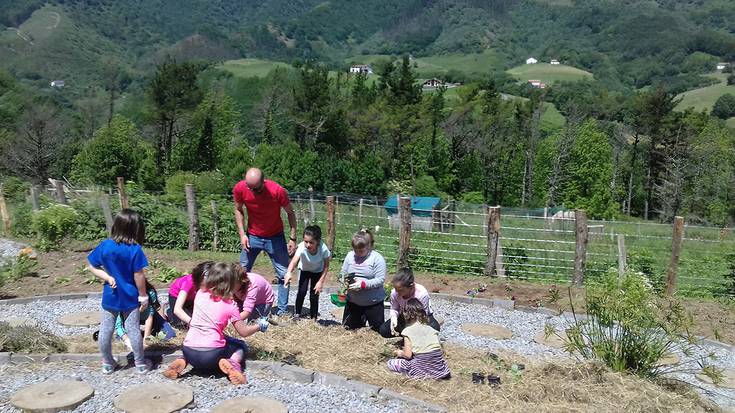 Emakumearen Baratzean auzolan eguna izanen dute larunbatean Arantzan