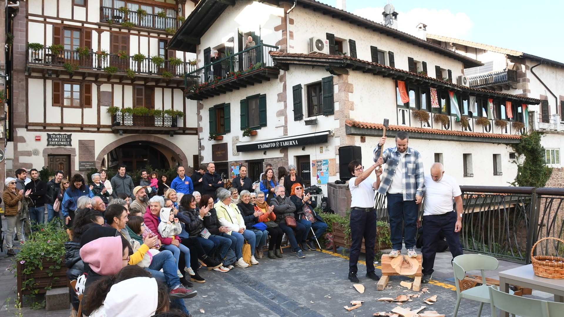 [ARGAZKIAK] LEB Intensif festibalak Elizondoko karrikak girotu ditu asteburu osoan