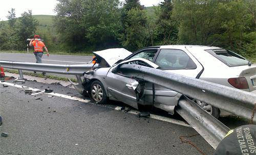 Pertsona bat hil da auto-istripuz Leitzako bidegurutze parean