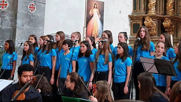 Torroella de Montgríko musikari eta abeslariek kontzertua eskaini dute Leitzan