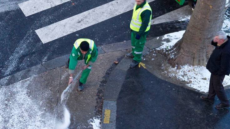 Etxalarko udalak gatza eskaini die herritarrei horma egiten duen egun hauetan erabiltzeko
