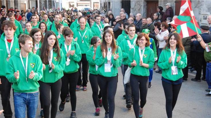 Ongietorria eskaini diote Beti Gazteko sokatira taldeari Irlandatik bueltan