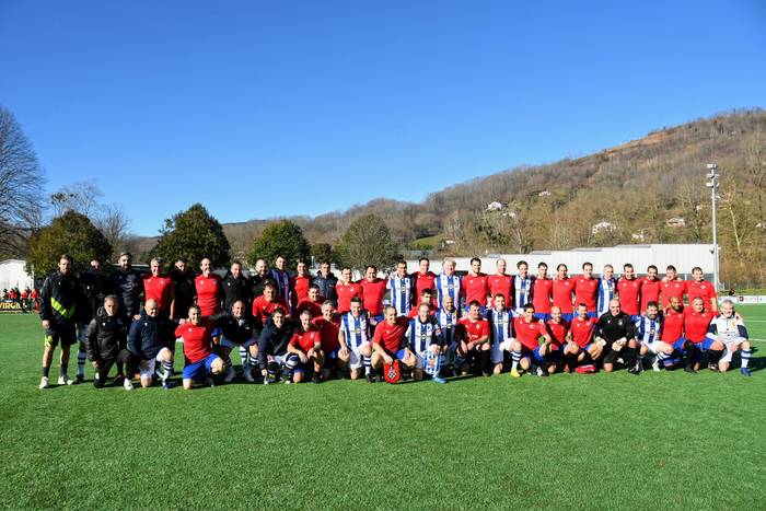 Baztan eta Real Sociedad taldeetako beteranoek jokatu dute Giltxaurdin, etxeko taldearen mendeurrenaren harira