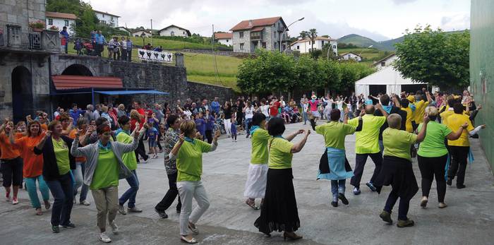 Aresoko Amabirjin festak ere umorez datoz