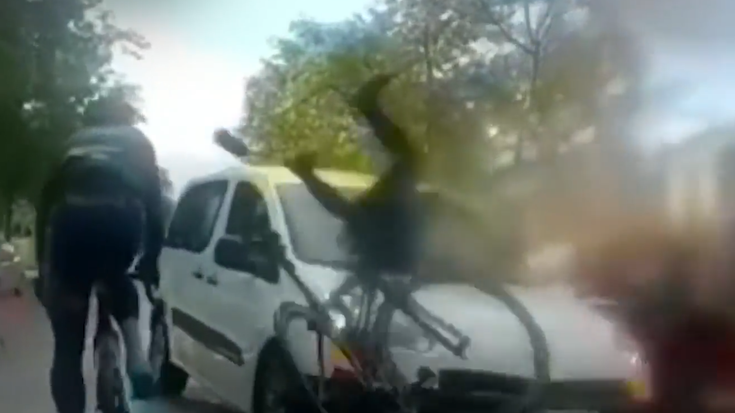 Mendiko ibilgailu batek hiru txirrindulari harrapatu ditu Etxalarren