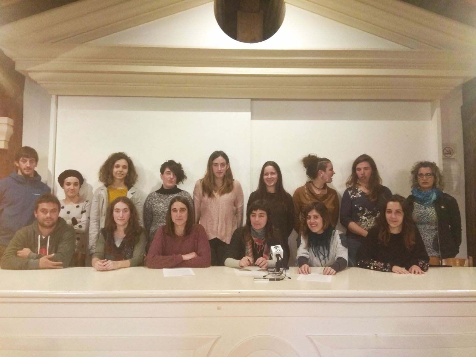 Baztango Talde Feministak, bestetako antolatzaileek eta Udaleko Berdintasun Batzordeak eraso sexisten aurkako protokoloa aurkeztu dute