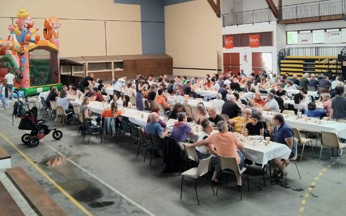 Sarako Olhain Ikastolaren sagarnotegi bazkaria ospatu dute igandean