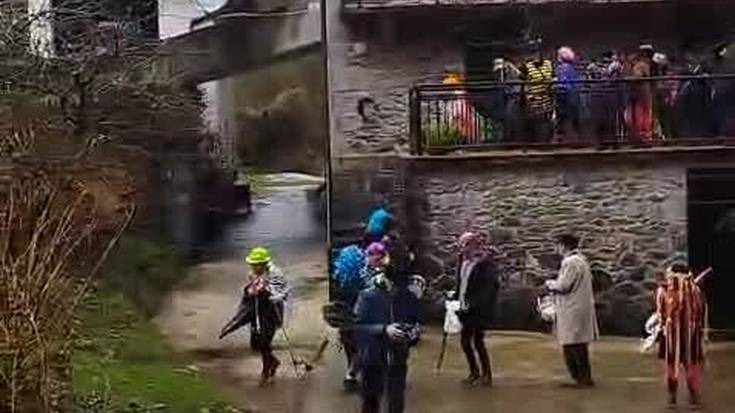 Leitzako ihauteetako azken egunean, Erasote auzoan eskean