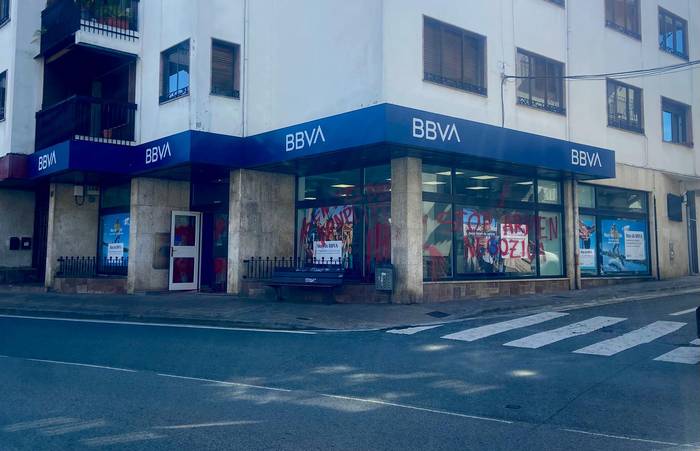 Israelen kontrako pintadak Elizondoko BBVA bankuaren bulegoan