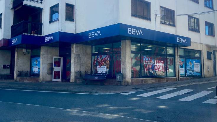 Israelen kontrako pintadak Elizondoko BBVA bankuaren bulegoan