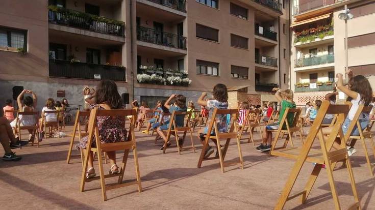 Lesakako gaztetxoek ipuin-kontalariak girotutako arratsalde gustagarria izan dute