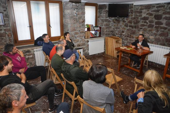 Txirrindularitzaz eta euskal literaturaz mintzatu da Juan Luis Zabala Elizondon