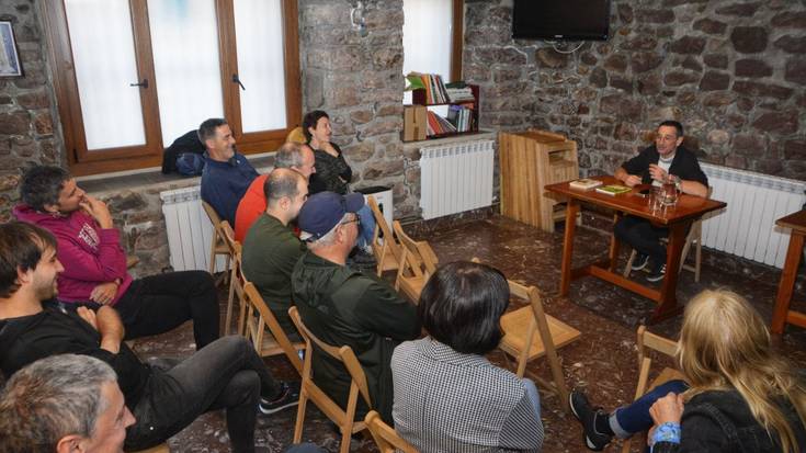 Txirrindularitzaz eta euskal literaturaz mintzatu da Juan Luis Zabala Elizondon