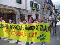 24 orduko geldialdia egin dute Zalaingo tubo lantegiko langileek
