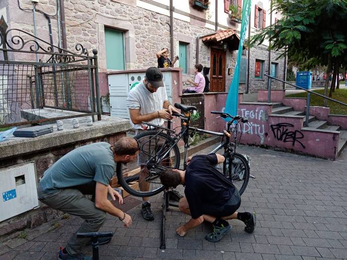 Bizikleten oinarrizko mantentze lanen inguruko ikastaroa eskainiko du Baztango Talde Ekosozialak