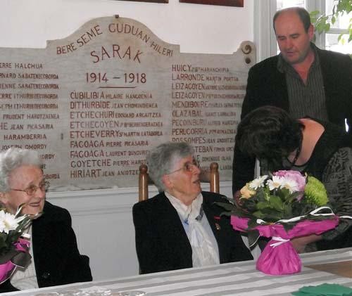 Jesusa Saharreta eta Marie Dominica Berekoetxea familia handiko amak omendu dituzte