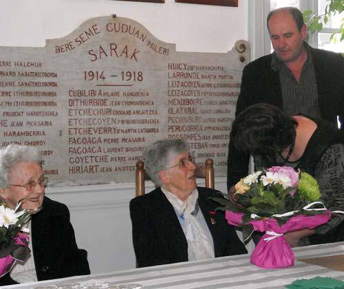 Jesusa Saharreta eta Marie Dominica Berekoetxea familia handiko amak omendu dituzte