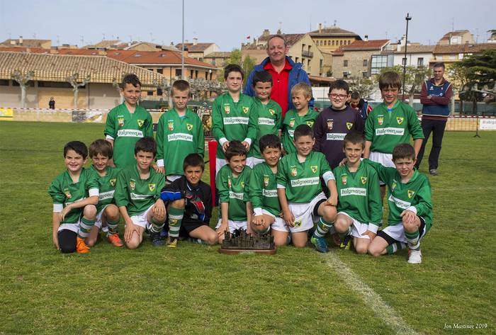 Beti Gazteko benjaminek Erriberriko futbol txapelketa irabazi dute