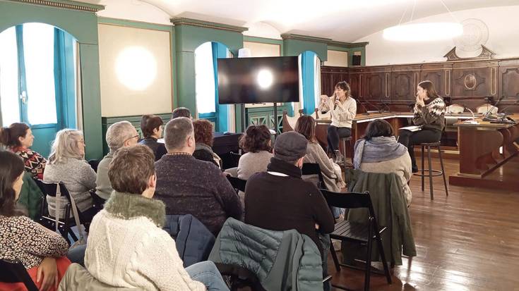 Uxue Alberdiren 'Hetero' liburuaz aritu dira Lesakan