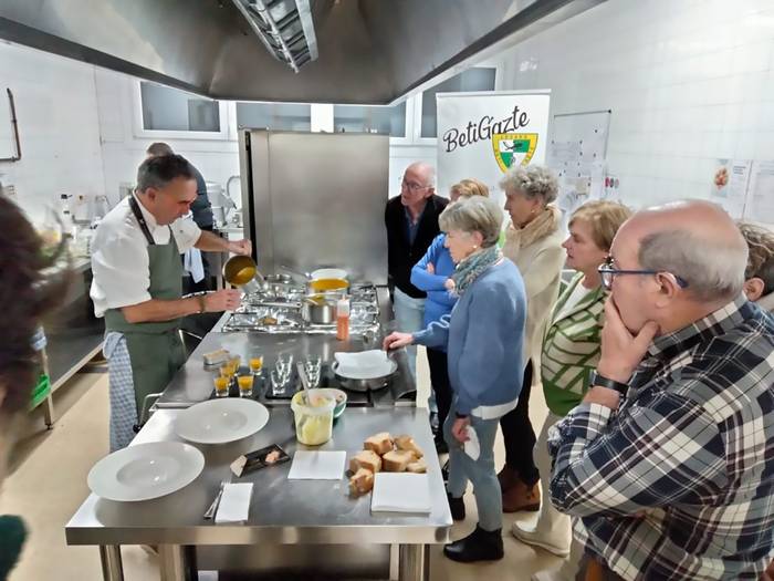 Beti Gaztek antolatutako sukaldaritza tailerra hasi dute Lesakan