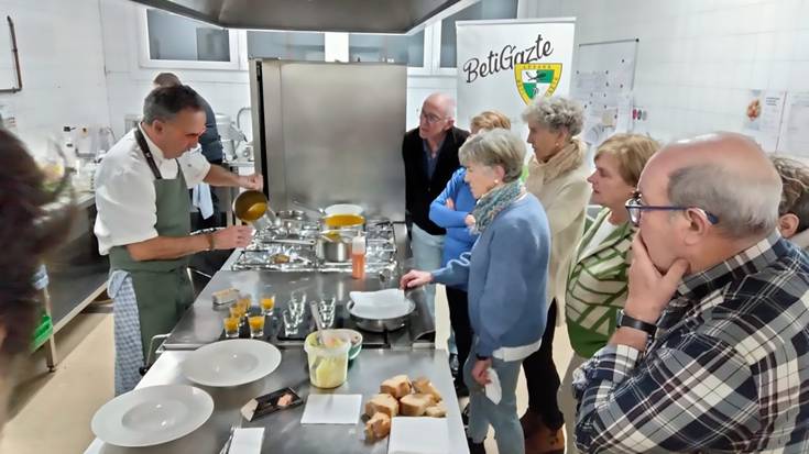 Beti Gaztek antolatutako sukaldaritza tailerra hasi dute Lesakan