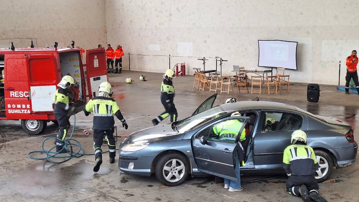 [ARGAZKIAK] Ninonino egunean Elizondon, larrialdietan nola jokatu behar den erakutsi zuten suhiltzaileek