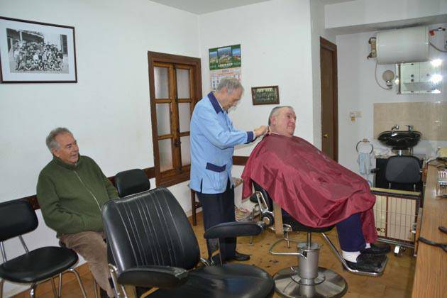 88 urte eta gero itxi egin dute Iribarrendarren pelukeria 