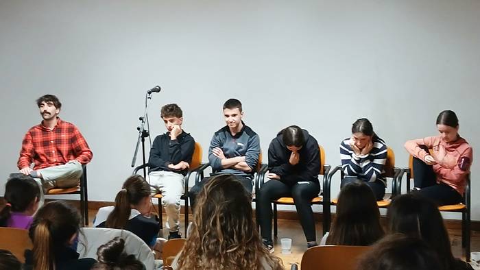 Bortz bertsolari aritu dira Nafarroako Eskolarteko Bertsolari Txapelketako eskualdeko kanporaketan