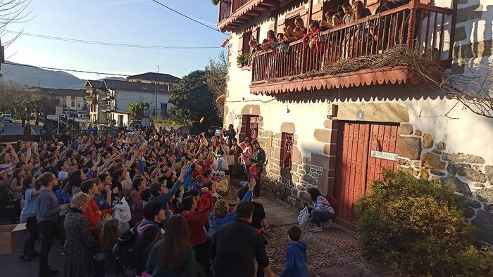 Glin-glan eskatzen eta 'Dios te salve' kantatzen bukatuko dute urtea Beran