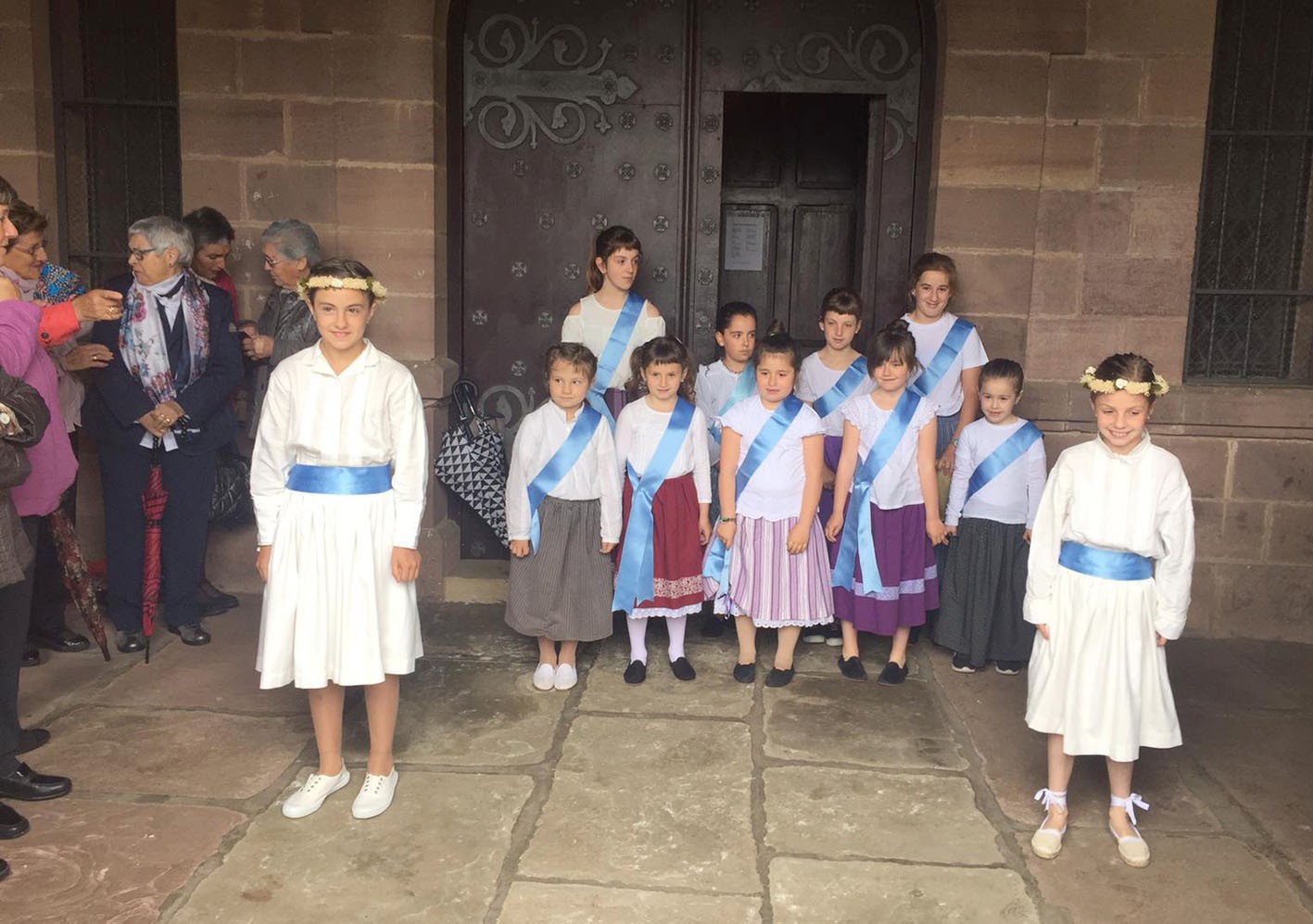 Erreginak eta saratsak ospatu dituzte Arraiozen maiatzeko azken igandean