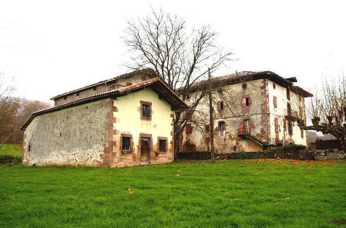 Palacio de Arozteguia enpresaren kontra Lekarozko San Martzial ermitaren defentsa egitea onartu du Baztango Udalak