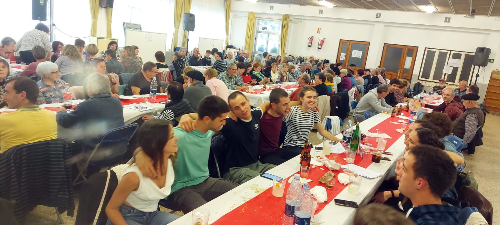 131 lagun eta giro ederra Aurrera Dantza Taldeak antolatutako kantu bazkarian